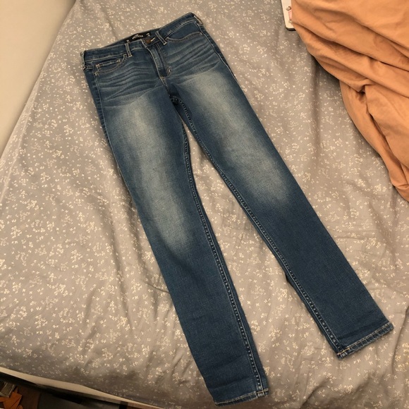 Hollister Shape Love Jeans - Picture 2 of 6